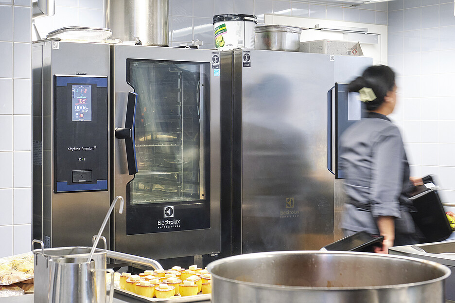 Le four SkyLine Premium-S (à gauche) et le refroidisseur/congélateur rapide SkyLine Chill-S d’Electrolux Professional facilitent la préparation des aliments sans perte de qualité.
