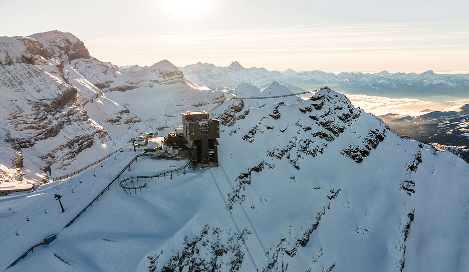 Dans les deux restaurants du bâtiment réalisé par Mario Botta, le nombre de places assises est passé de 300 à 400. S’y ajoutent 80 places intérieures et extérieures dans le carnotzet voisin. Glacier 3000 jouit également d’une popularité croissante en tant que lieu d’événements.