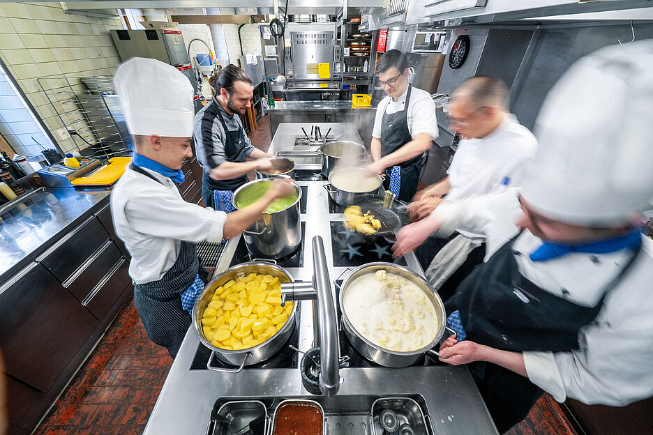 Au Bären, on cuisine sur un nouveau fourneau de Menu System, configuré individuellement et adapté au concept, aux plats, aux processus, à la taille de l’équipe et aux préférences du chef.