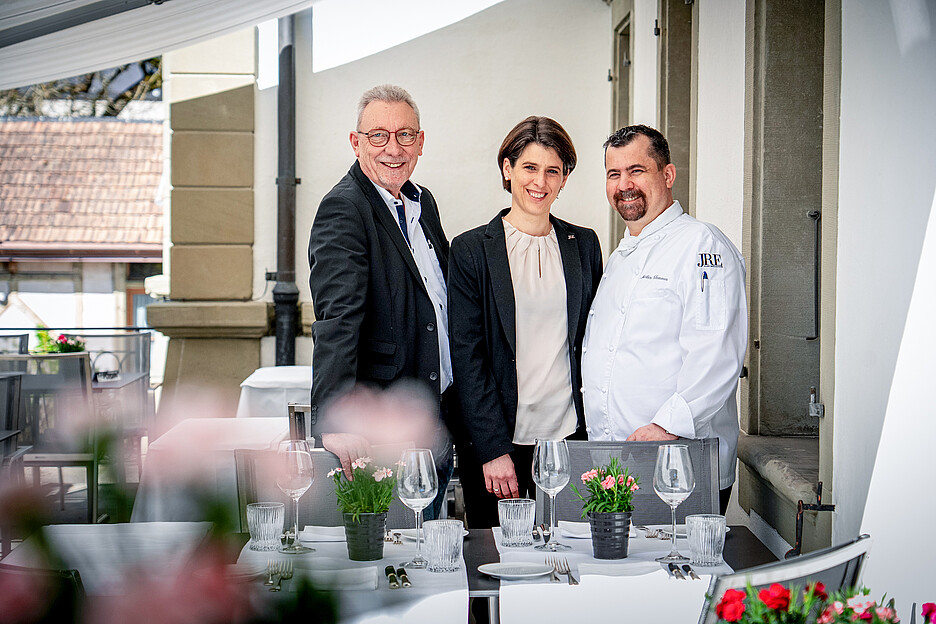 Une coopération sur un pied d’égalité: Manuela et Martin Thommen, hôtes de l’auberge Bären à Utzenstorf, en compagnie de Martin Mathieu, responsable régional des ventes chez Menu System.