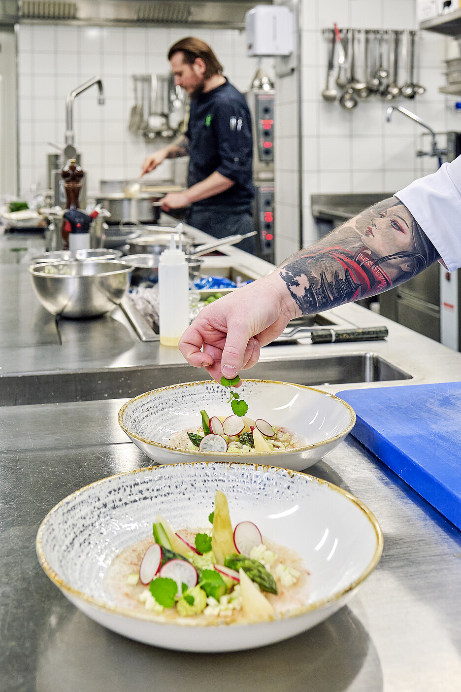 La nouvelle entrée avec carpaccio de crevettes dégage des airs de printemps. Les crevettes proviennent de la ligne de produits surgelés Krista de Dyhrberg.