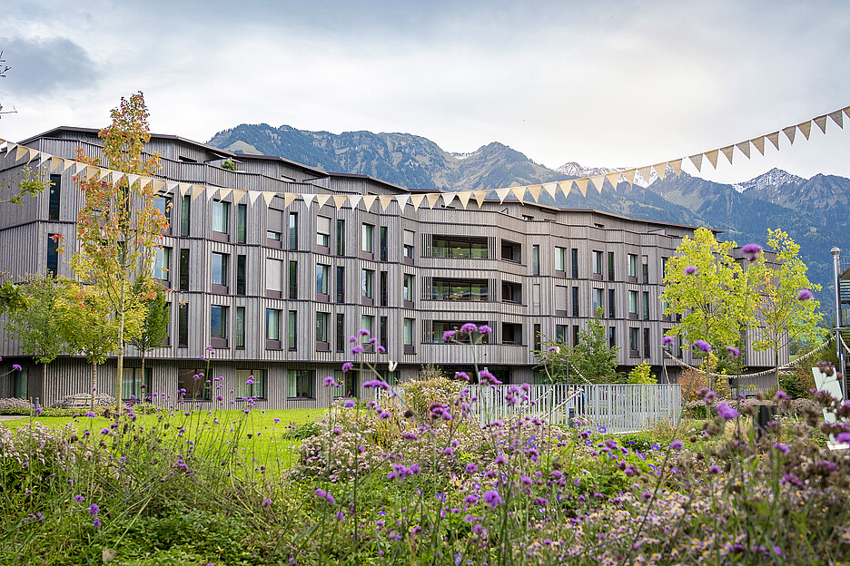 Entourée d’une nature verdoyante: la nouvelle maison «Schmetterling», construite principalement en bois local.