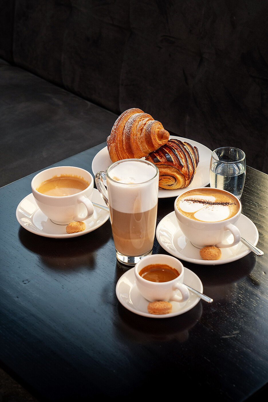 Des délices sélectionnés accompagnés du café le plus fin d’une XT8 de Cafina avec TopFoam, la mousse de lait éprouvée, stable et pleine de saveur.