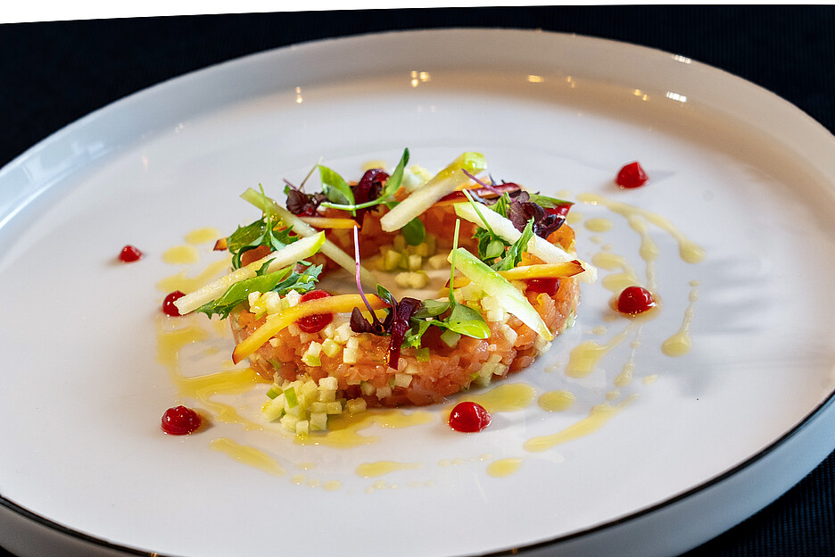 Le tartare de saumon est l’un des plats phares de La Rouvenaz. Le saumon, fourni par Dyhrberg AG, provient de pêcheries répondant aux normes les plus strictes en matière de bien-être animalier et d’hygiène.