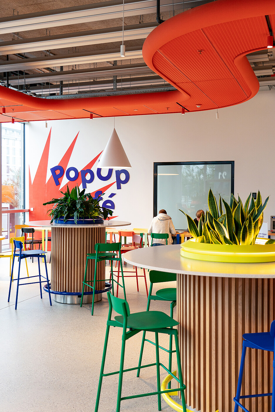 ForPro est un lieu d’apprentissage innovant à Genève qui offre aux jeunes un espace de découverte et d’expérimentation. Dans le PopUp Café, apprenants et visiteurs se retrouvent dans une atmosphère colorée et détendue.