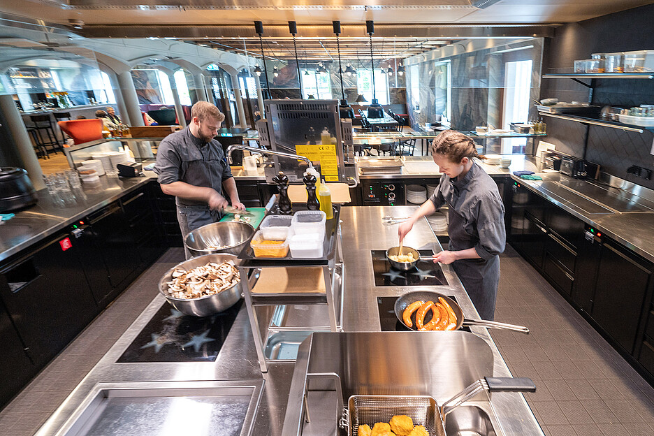 Les cuisiniers d’exception du «Caspar» travaillent en plein milieu de la salle à manger, ce qui permet aux clients des auberges «Ochsen» et «Adler» de suivre de très près l’activité de l’équipe de cuisine.