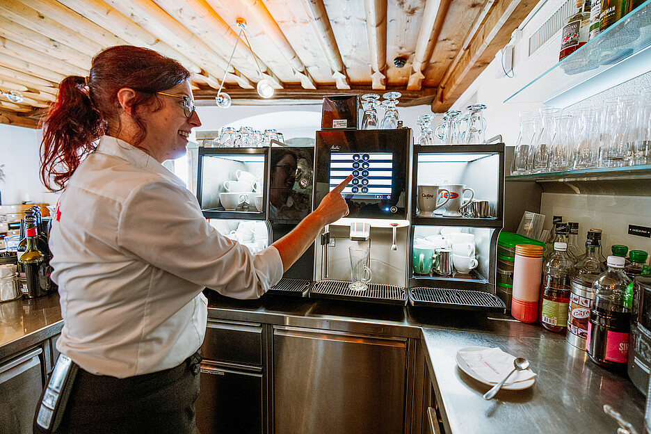 Trois machines entièrement automatiques Cafina sont en service au château: une XT-6 dans la salle du château, une autre dans la salle des chevaliers et la puissante XT-8 dans le restaurant. Grâce à elle, Nathalie Ernst, assistante de direction, peut servir rapidement de grandes quantités de café tout en garantissant une qualité constante.