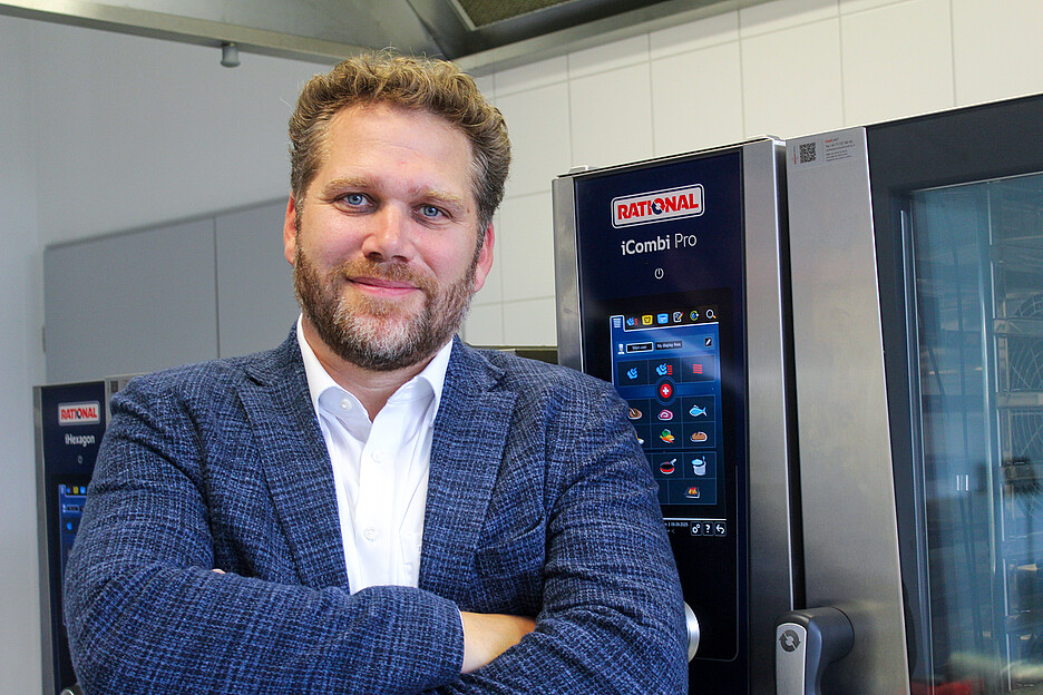 Philipp Hobor, directeur du service après-vente chez Rational Schweiz AG, prévoit pour les années à venir une numérisation et une optimisation des processus croissantes dans les cuisines professionnelles. Poussé par la pénurie de main-d’œuvre qualifiée, avec en même temps des exigences croissantes en matière de qualité et de service. Malgré l’évolution technologique, l’homme reste pour lui toujours l’acteur le plus important en tant que facteur central dans le service et la gastronomie.