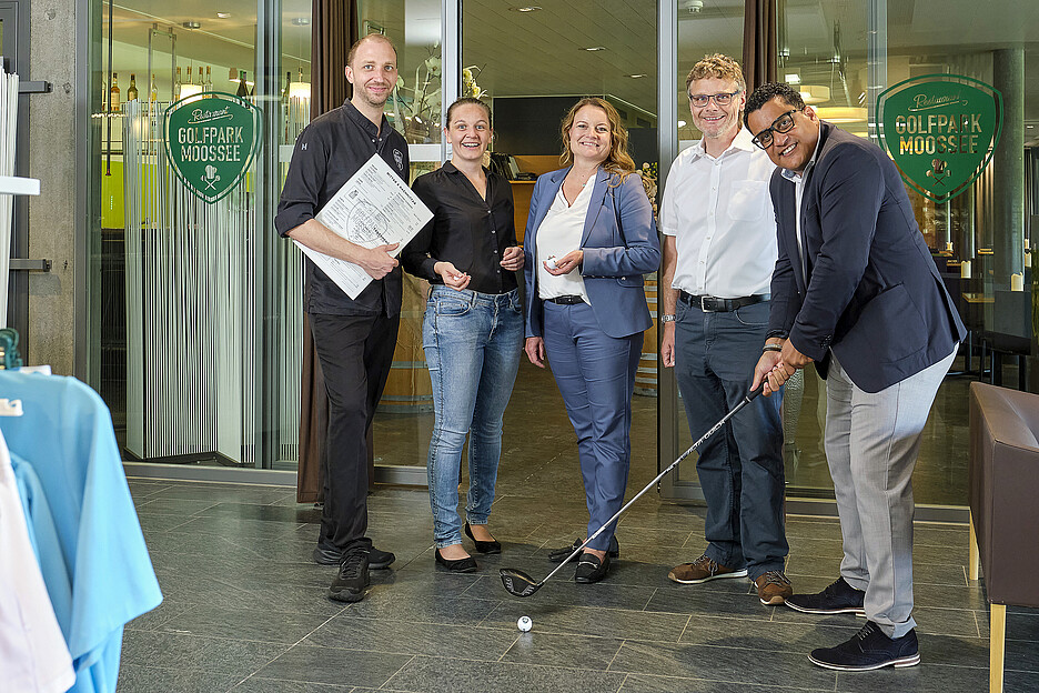 Un partenariat qui a du punch (de gauche à droite): Dimitri Brühwiler, chef de cuisine au restaurant Golfpark Moossee, Anja Thaler, membre de la direction de Sportgastro AG, Sandra Brandt, directrice, Philipp Anliker, conseiller de vente Centre, et Rodrigo Baumann, Key Account & Business Development Manager chez Kern & Sammet AG.