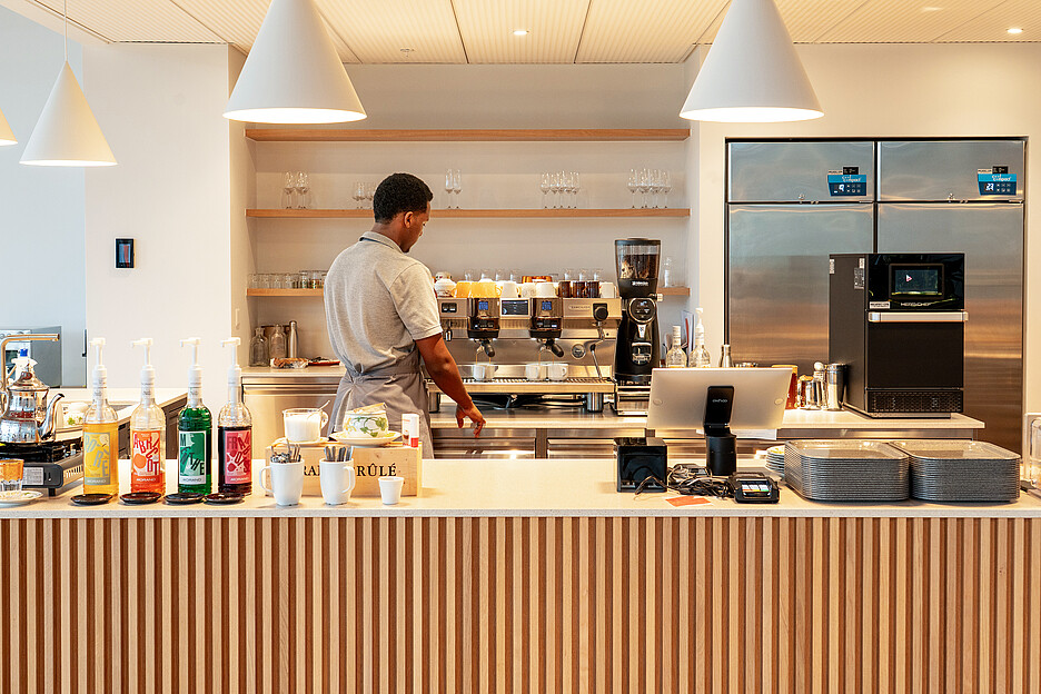 Les apprenants se familiarisent avec les gestes techniques sur la machine à levier Rancilio Specialty Invicta.