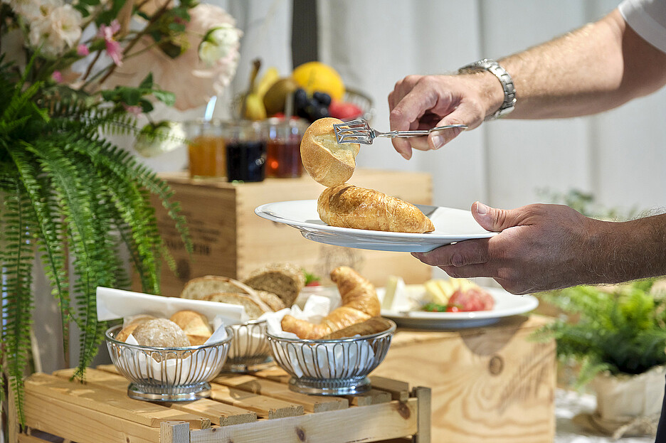 Connu dans les alentours: le brunch servant du birchermüesli fait maison, de la tresse du dimanche du boulanger du village et des petits pains et croissants fraîchement cuits de Kern & Sammet.