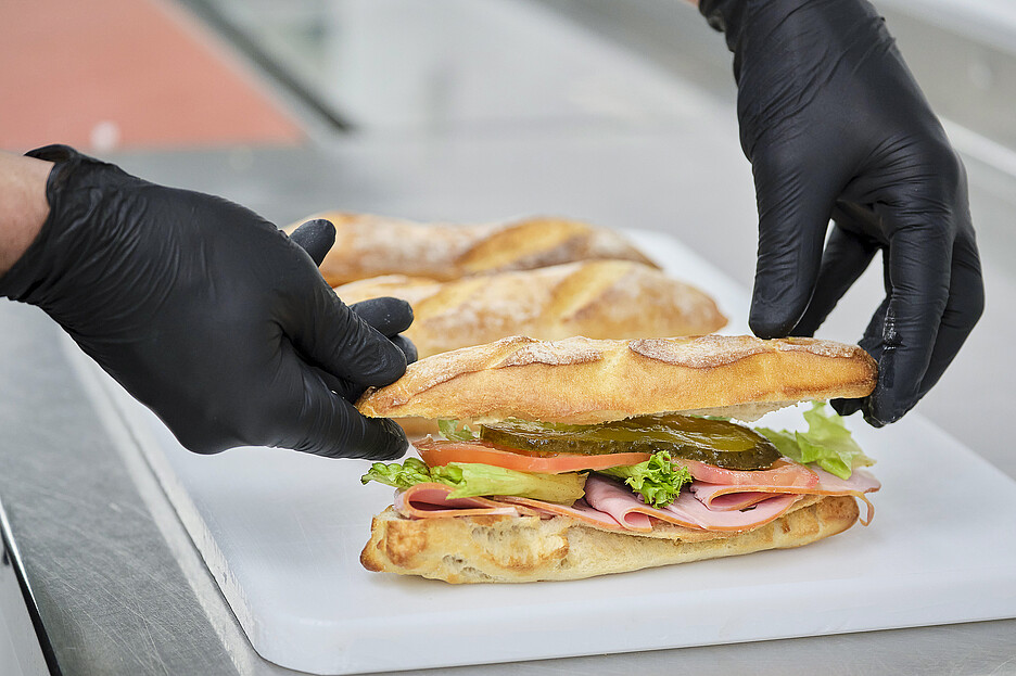 Petits pains à croûte claire pour des sandwichs créatifs – idéal à emporter sur le parcours de golf.