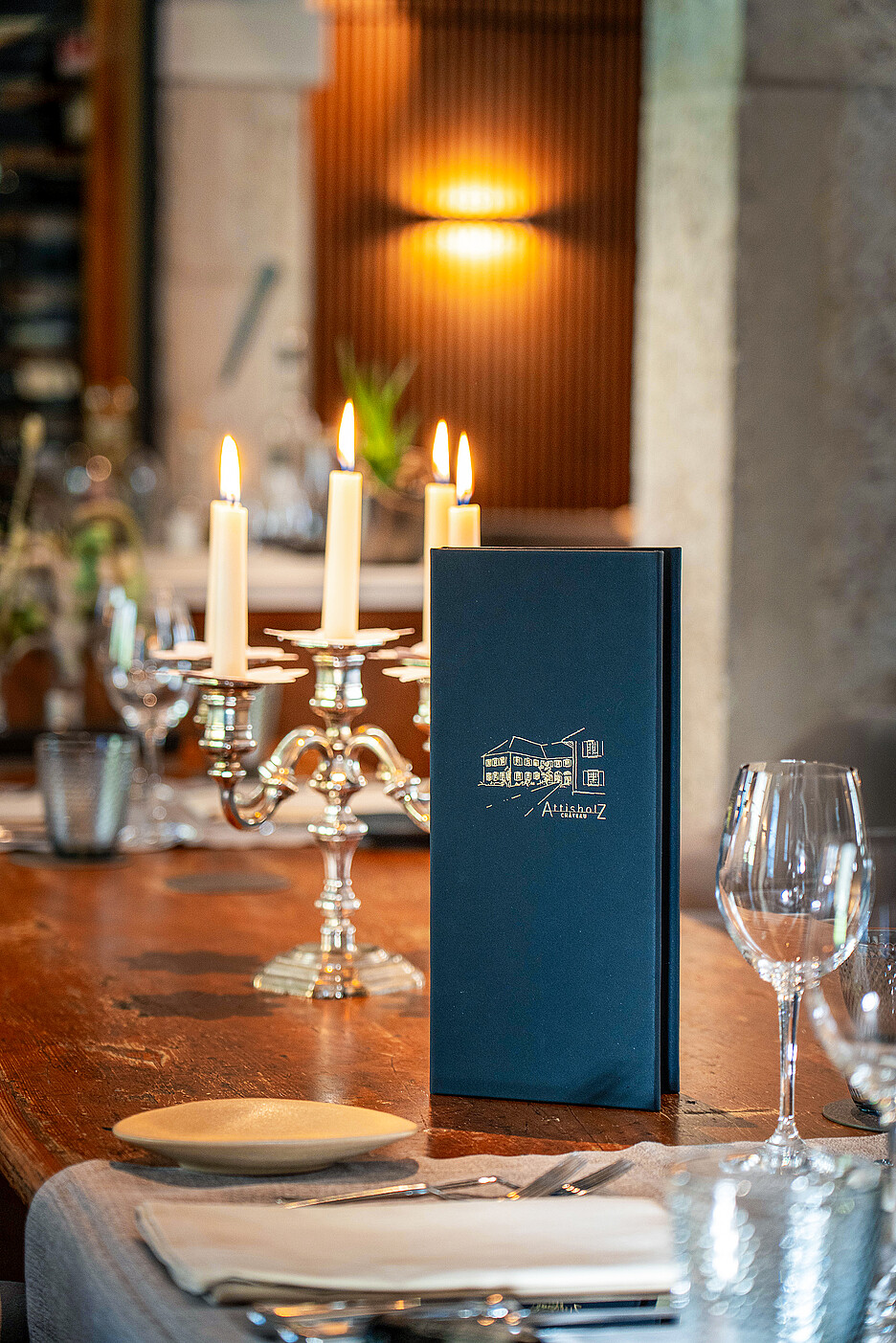 La carte du restaurant gastronomique «Le Feu» se distingue à la fois au toucher et à la vue de celle de «la Source» – deux créations élaborées en étroite collaboration avec la société Glen.