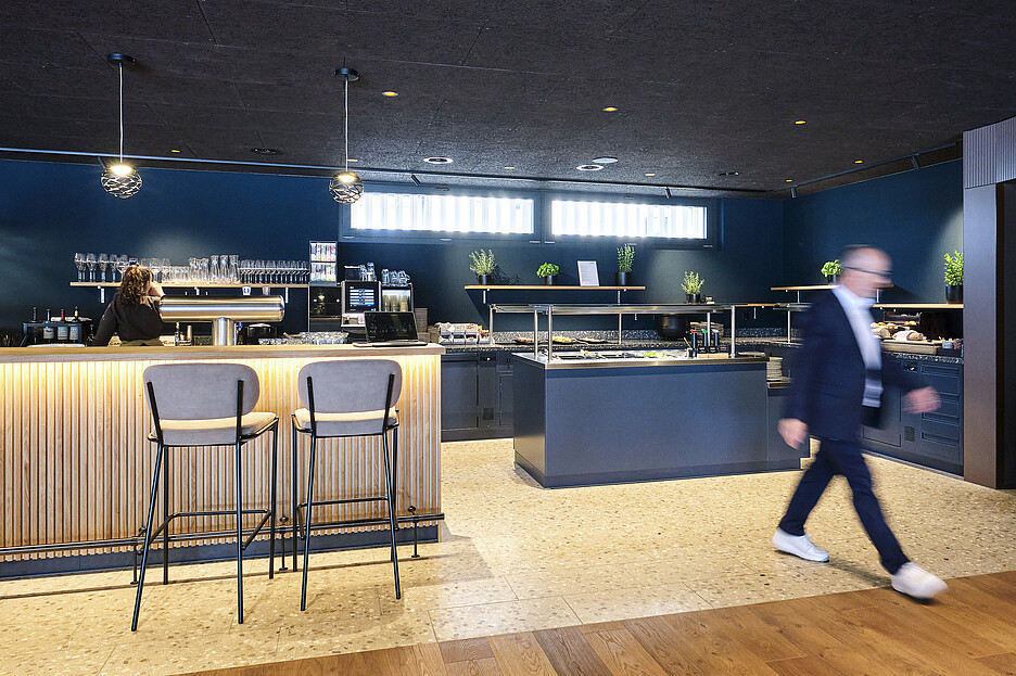 Le vaste buffet avec surfaces en inox à revêtement sombre d’Electrolux Professional attire tous les regards.