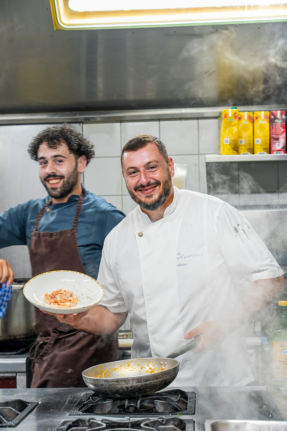 Depuis 2022, le chef cuisinier Andrea Ventura (à dr.) ravit le palais des visiteurs avec ses plats préparés avec des aliments soigneusement sélectionnés – notamment du poisson et des crevettes de chez Dyhrberg AG.
