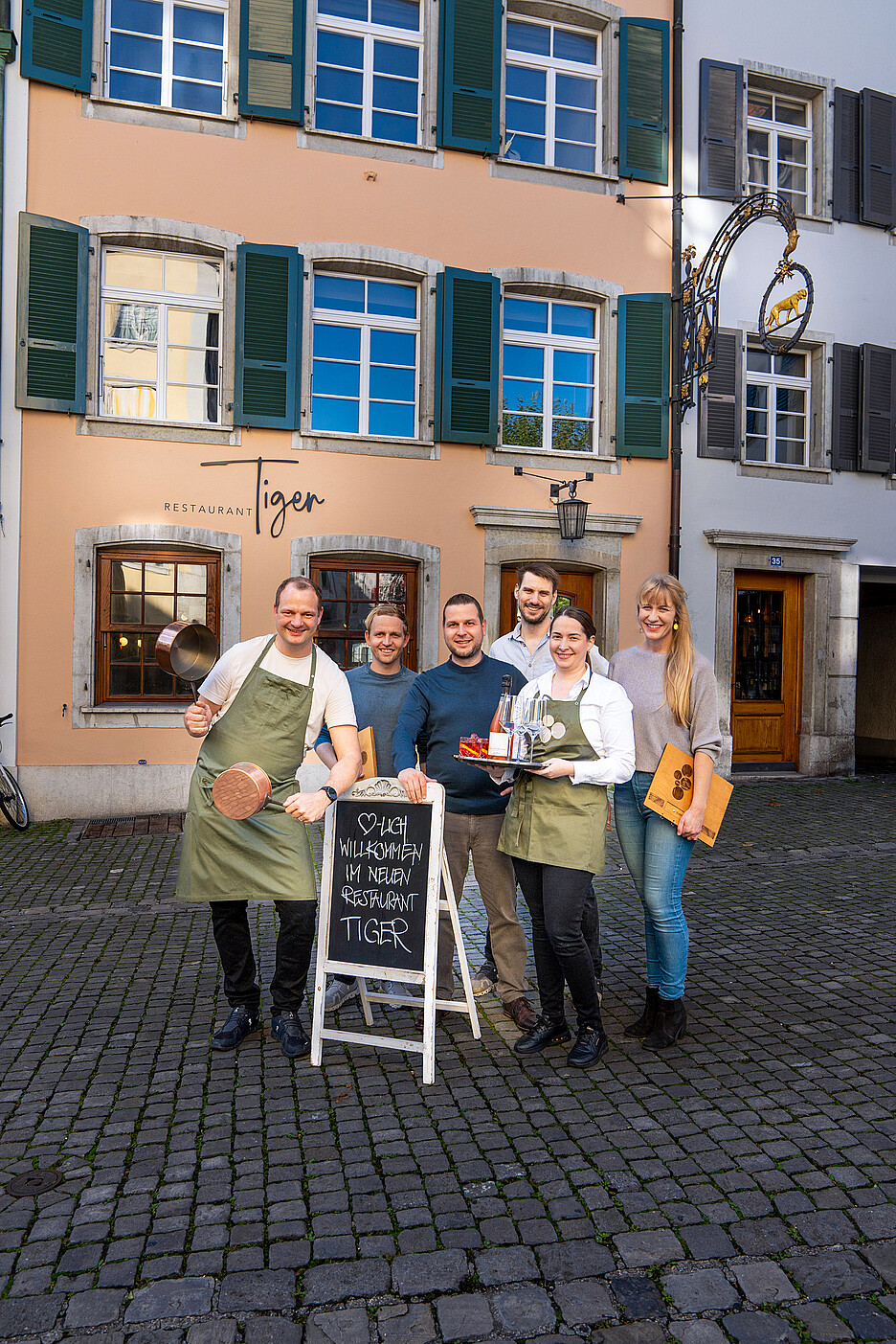 L’équipe du Tiger: les gérants Jürgen Andre (à gauche) et Cheyenne Hess (2e à droite) avec les propriétaires du restaurant Philipp Dornbierer, Ueli Grädel ainsi que Tom et Vanna Etter (de gauche à droite).