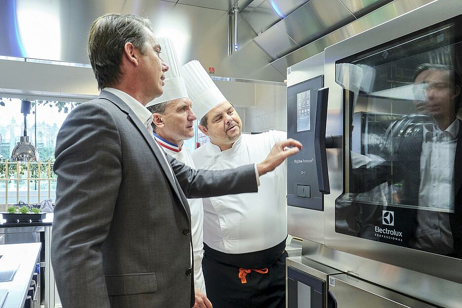Jean-Pierre Schumacher, Area Sales Manager d’Electrolux Professional (g.), a accompagné la mise en place de la nouvelle cuisine avec Christian Segui et Jérôme Zbinden de l‘EHL, elle servira également de cuisine de démonstration pour la Suisse romande.