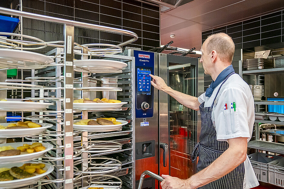 Après sept minutes dans le iCombi Pro, les assiettes de rôti de bœuf haché, de pommes de terre sautées et de chou-rave glacé, préalablement dressées à froid dans la cuisine, sont finies et prêtes à être servies.