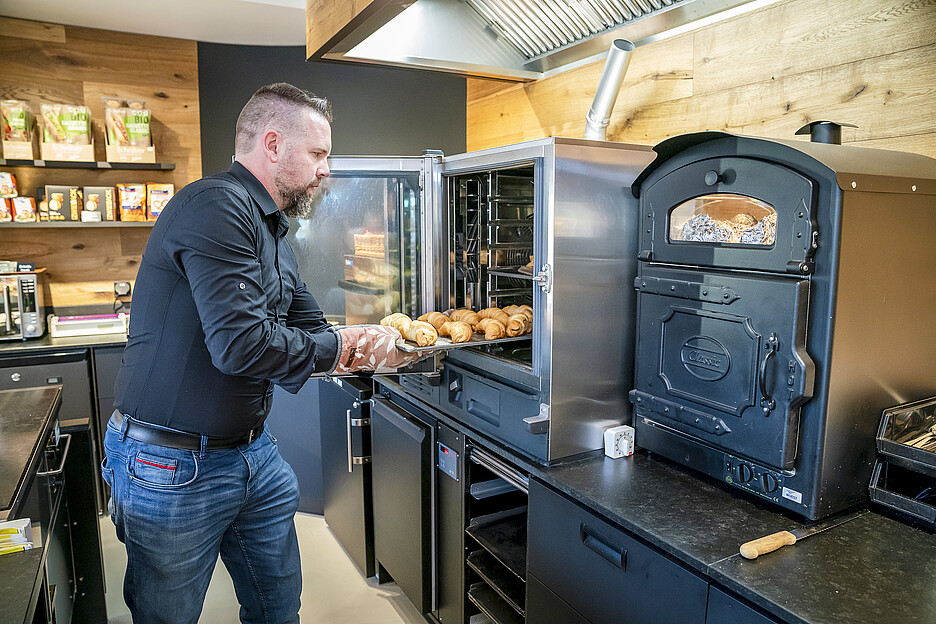 Marius Ziegler, directeur de la boulangerie Ziegler, transfère actuellement les programmes de cuisson sur les autres appareils à l’aide de la clé UBS, mais il aimerait le faire en ligne à l’avenir.