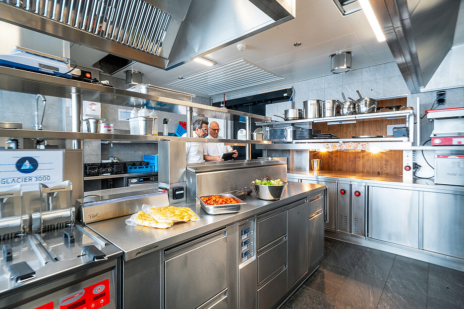L’équipe de Hugentobler Système de cuisson suisse a tiré le meilleur parti possible de l’espace réduit du Glacier 3000.