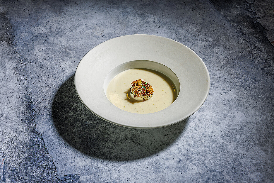 L‘entrée de Céline Grossmann: soupe de racines de persil avec garniture aux saveurs principales de moutarde, poire et gruyère.