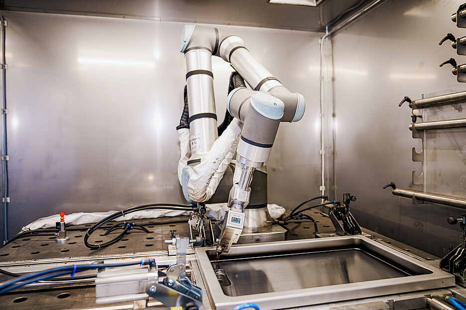 Seules des soudures impeccables sont hygiéniques et faciles à nettoyer. L’utilisation de robots – ici lors de la fabrication du gril – le permet.