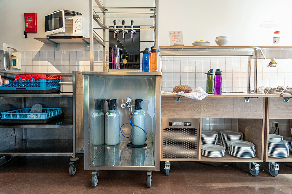 La cantine dispose également d’un Bar 120. Chaque collaborateur et collaboratrice a reçu sa propre bouteille qui peut être remplie ici à tout moment.