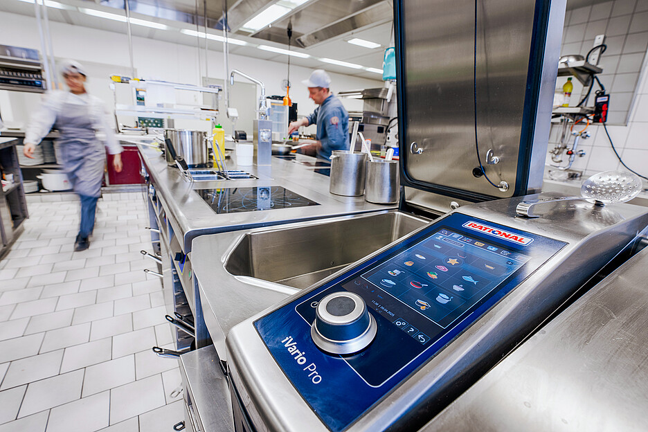 Pour un service à table sans faille, il faut des processus bien rodés en cuisine. Les systèmes de cuisson de Rational offrent ici efficacité et qualité constante.