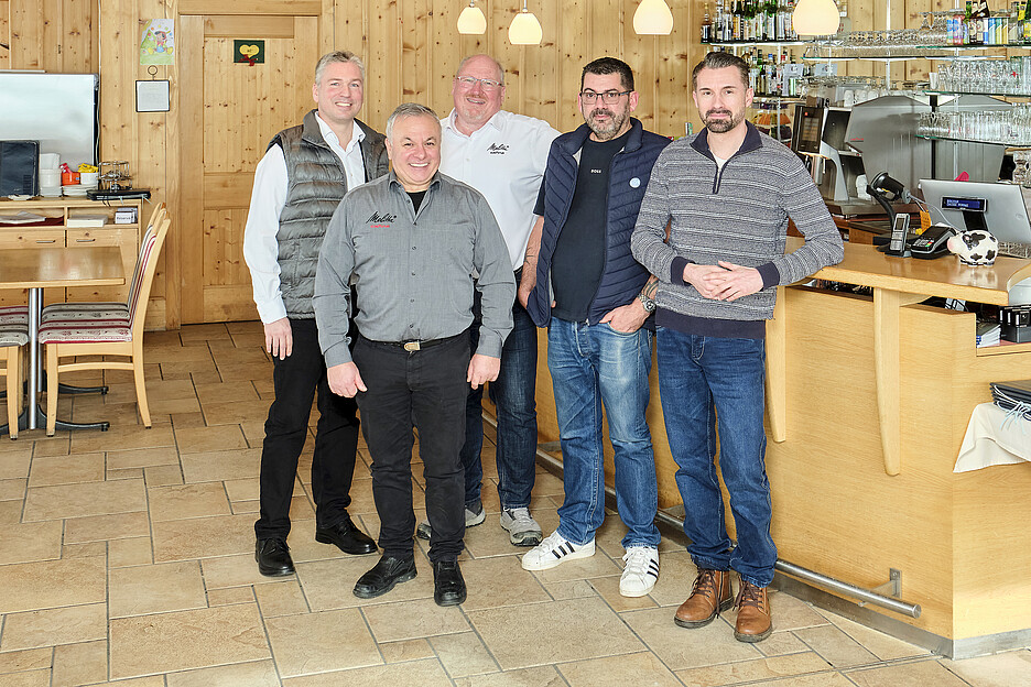 Un partenariat basé sur la confiance (de gauche à droite): Stefan Ress, chef de vente Berne-Suisse occidentale, Carmine Tufo, technicien de service et vendeur, et Christophe Chauchon, conseiller de vente Suisse romande, tous trois de Cafina, avec Damien Barberon, hôte du Restaurant de Tracouet, et Nicolas Pillet, responsable marketing de la NVRM.