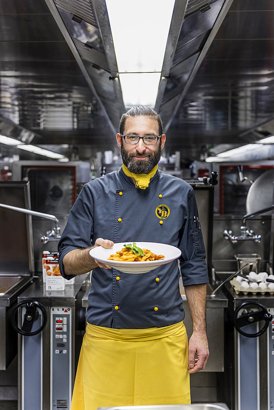 Le maître des grands services traiteurs s’appelle Matthias Röthlisberger, chef de cuisine de YB Gastro AG. Rien ne lui fait perdre son calme rapidement.
