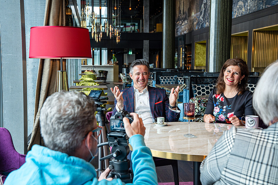 Un partenariat client-fournisseur couronné de succès: les époux restaurateurs Daniela et Markus Segmüller en train de s’entretenir avec Monika Müller, responsable de la communication auprès de la maison Cafina AG.