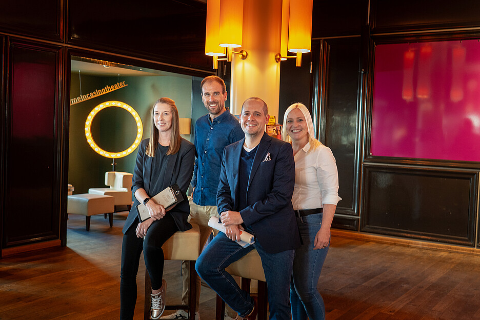 Fiers de l’eau de Winti: Sarah McMaster (à gauche) et Samuel Hauser (2e à droite) du Casinotheater de Winterthour avec Cyril Salzmann et Michaela Leber de BWT.
