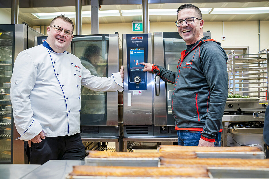 La température monte. Le cuisinier et conseiller de vente Guido Mayer: «Nous accompagnons les clients dans un voyage qui ne fait que commencer avec l’achat d’un four mixte iCombi Pro.»