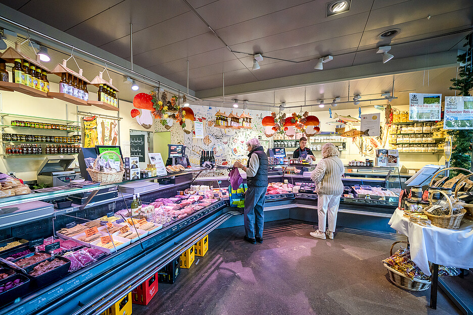 Jenzer propose le plaisir de la viande issue d’un stockage traditionnel, du poisson frais, des fromages au lait cru, des vins régionaux et des spécialités de bière. Les spécialités faites maison comme les terrines, le lard aux oignons ou le populaire pâté en croûte sont particulièrement appréciées.