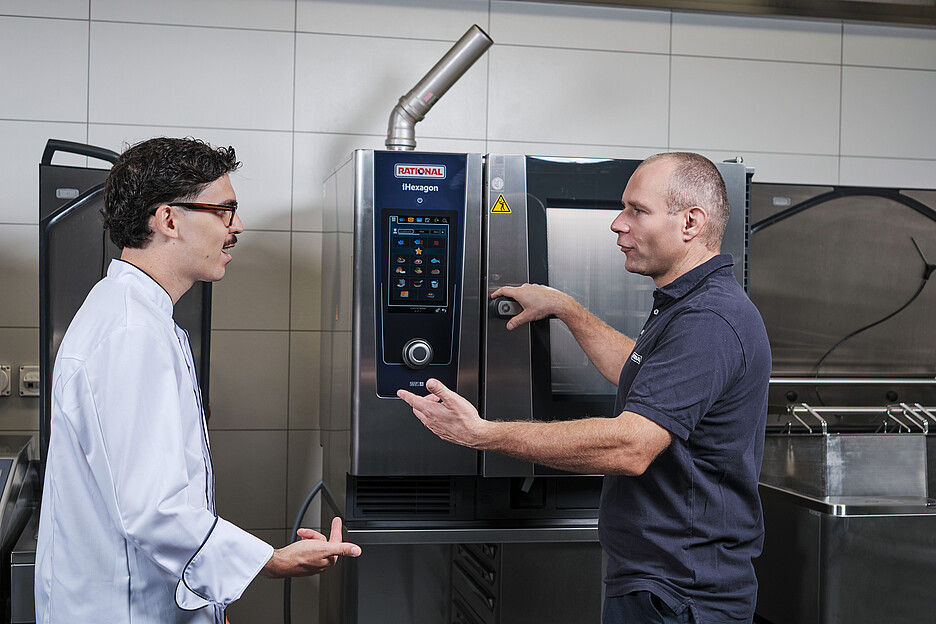 Rational forme ses partenaires dans le domaine technique, les équipe de systèmes d’analyse et d’assistance numériques et les informe régulièrement des nouveautés. Ils sont ainsi en mesure de conseiller les clients de manière proactive, d’augmenter l’efficacité et d’assurer la haute disponibilité des appareils.