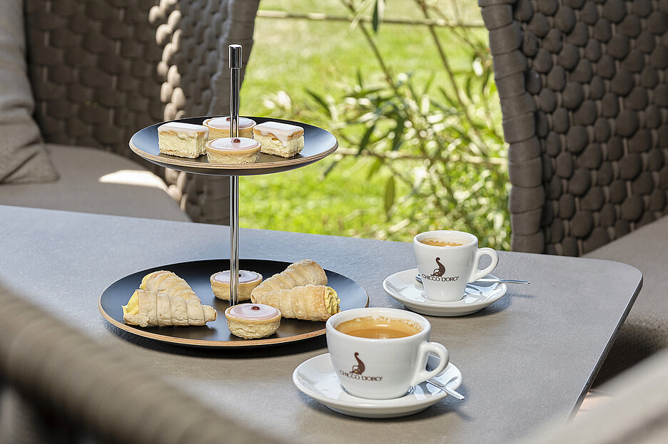 Une nouvelle idée de Kern & Sammet: des mini-desserts tels que des mille-feuilles, des cornets à la vanille et un carac framboise pour les petites envies de dessert.