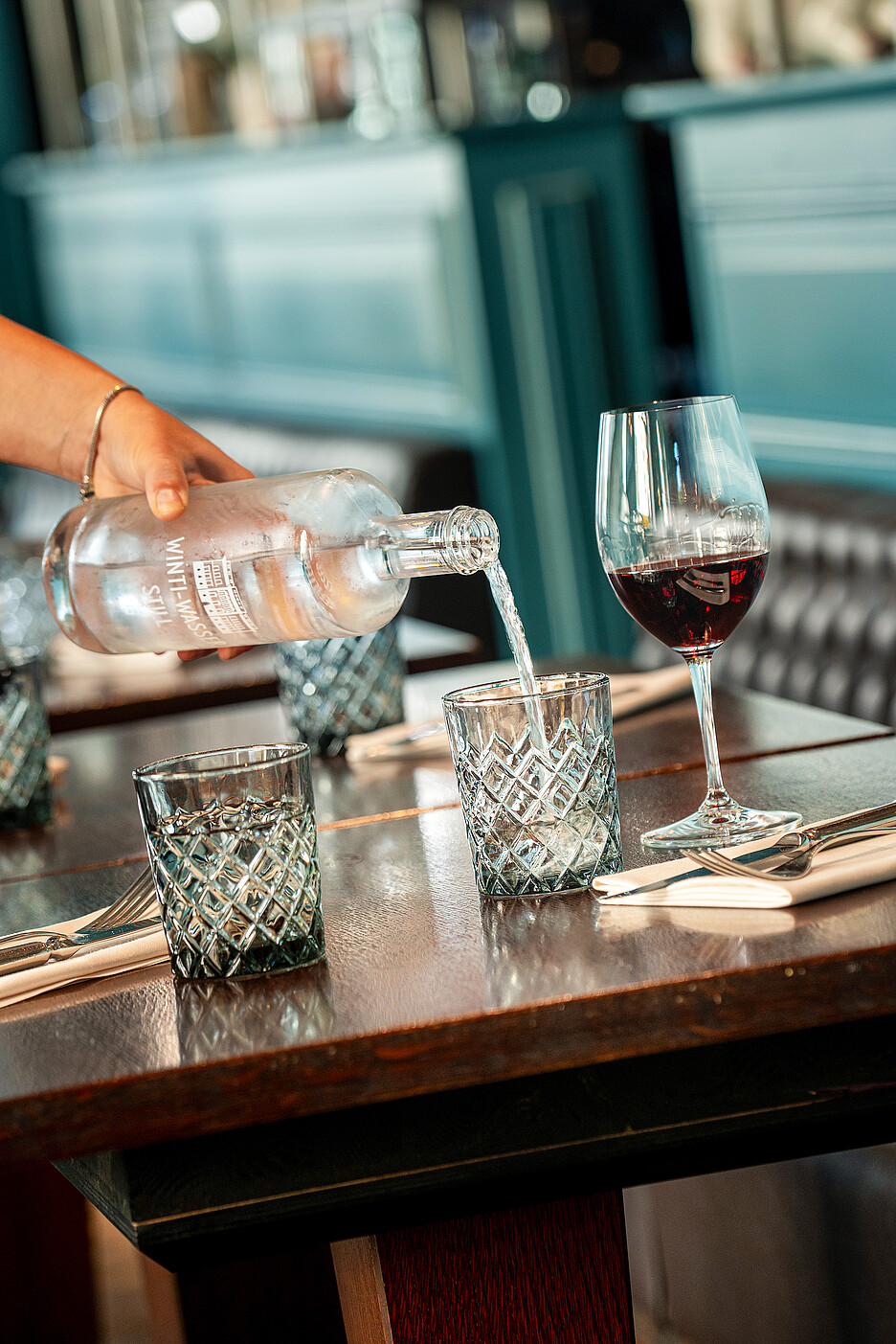 Produits régionaux, trajets de transport courts: depuis cette année, l’eau potable du Casinotheater provient elle aussi directement de Winterthour – une eau du robinet traitée de la meilleure qualité.