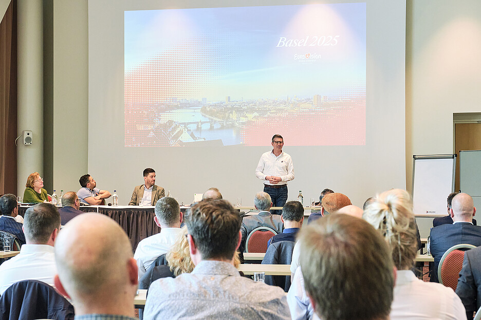 Le conférencier de l'ESC Moritz Kuhnel informe les gastroplanneurs et les membres de Culina sur le concept alimentaire du Concours Eurovision de la Chanson à Bâle.