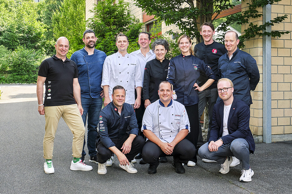 Réunis pour l’avenir de la gastronomie (derrière, de g. à d.): Rolando Vidi (Hügli), Joel Donatsch (Bell), Marco Christen (Bell), Thomas Nussbaumer (GastroBaselland), Daniela Tuniz (BBZ BL), Angela Knobel (Hügli), Eugen Dickau (GastroBaselland), Manfred Hamsa (Hügli); (devant, de g.): Michael Schweizer (Hügli), Marco Rasera (Rational), Dominic Portmann (Transgourmet/Prodega).