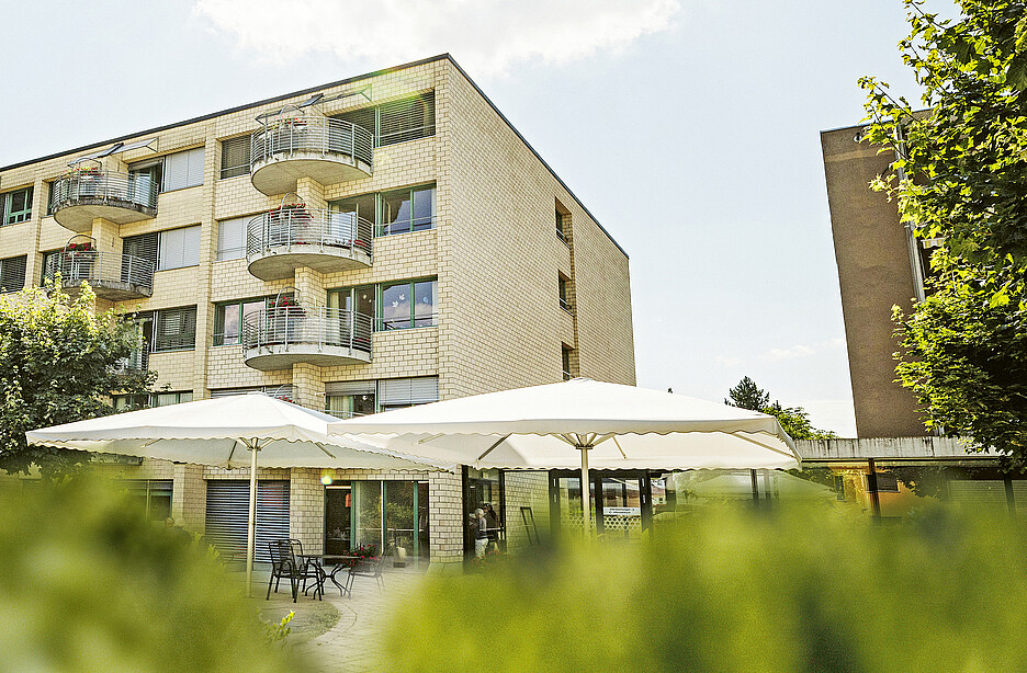 Il y a trois ans, le centre de soins de Konolfingen était encore une fondation autonome avant qu’elle ne fusionne avec la fondation Lebensart qui emploie 700 collaborateurs répartis sur cinq emplacements. A Konolfingen, il s’agit de 92 collaborateurs travaillant essentiellement dans les secteurs des soins, de l’hôtellerie et de l’administration.