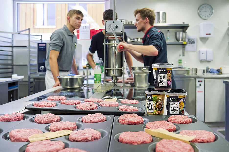 La saucisse était particulièrement appréciée, seuls quelques-uns l’avaient déjà fait dans leur entreprise.
