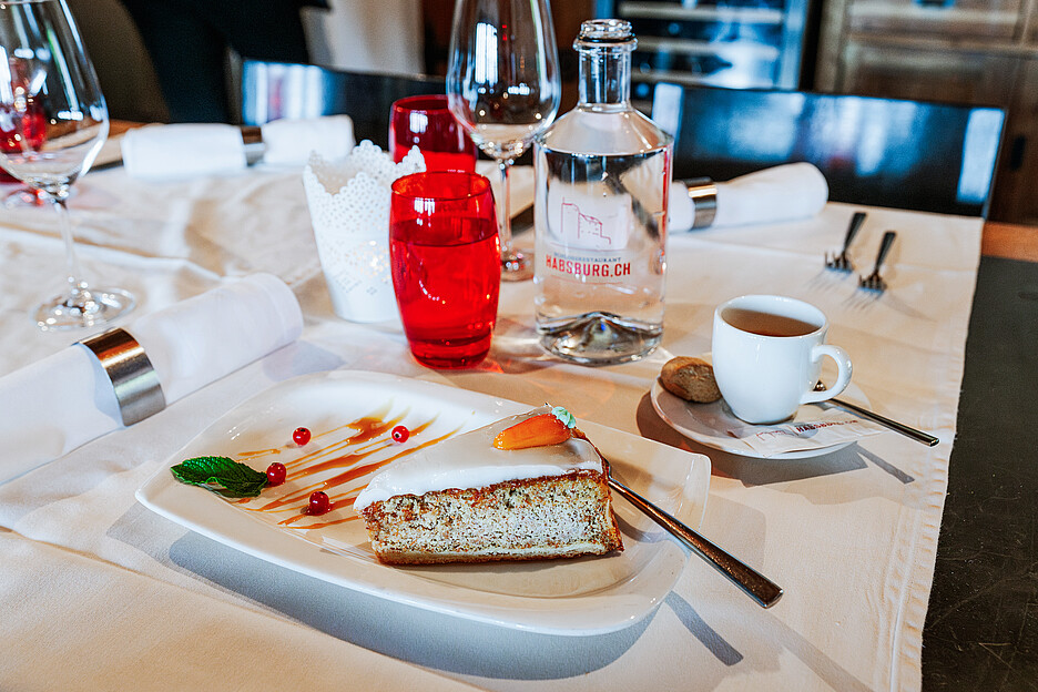 Un grand classique de la carte: la tourte aux carottes argovienne, servie avec un bon café.