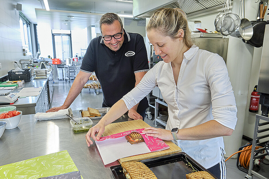 Sortir et emballer: Le Speed-X marque des points avec des temps de cuisson sensationnels. En mode Hyper.Speed, 4 toasts sont prêts en 90 secondes, avec l’air chaud, 5 plaques de 9 toasts nécessitent 260 secondes.