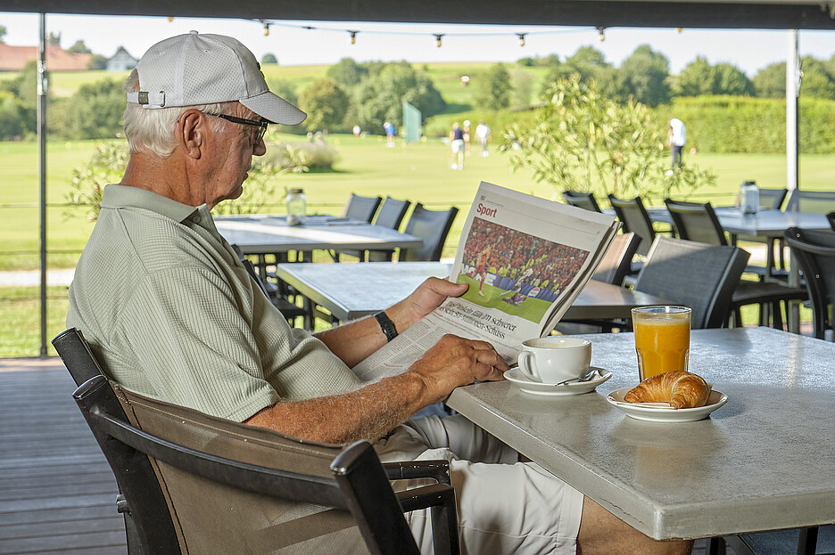 Chaque journée pourrait commencer ainsi: du café, un jus, des croissants et un bon journal.