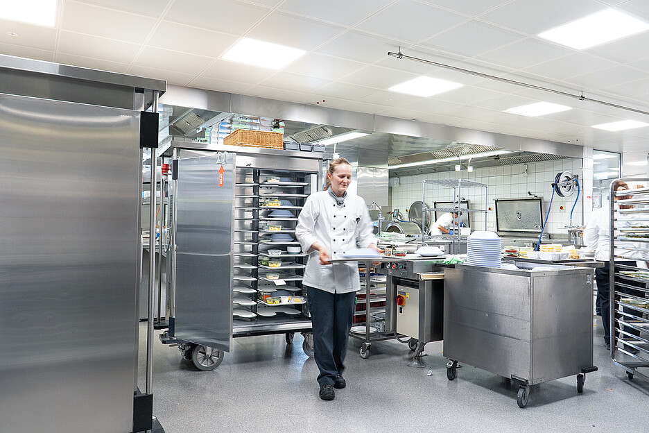 Au Centre suisse des paraplégiques de Nottwil, 15 chariots de distribution du modèle ITW CC «Clima-Control» de la société Schmalz sont en service.