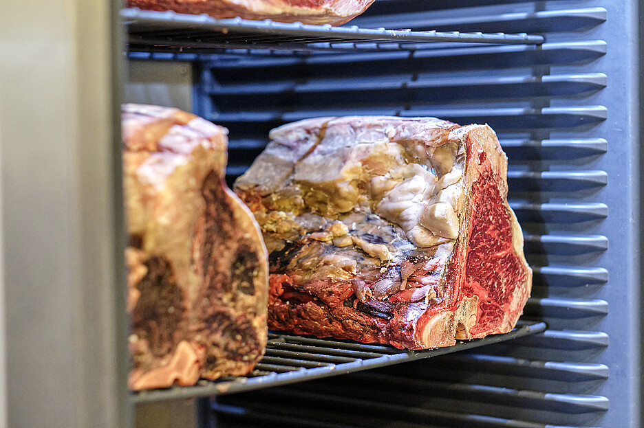 Le «Dry-Aged-Beef» est le produit-phare du Simon’s Steakhouse et mûrit pendant 30 à 90 jours – les clients ont le choix.