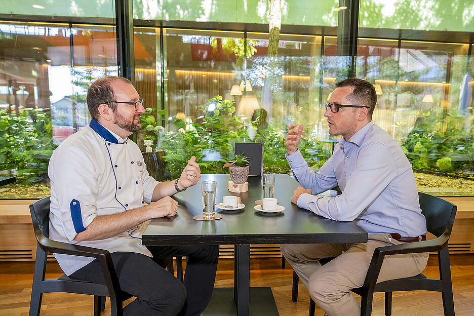 De chef à chef: Marcel Schönenberger (à g.), National Corporate Chef chez Rational Suisse SA, en conversation avec Benjamin Schmid, directeur de l’hôtellerie / Facility Management de l’EMS Bruggwiesen.