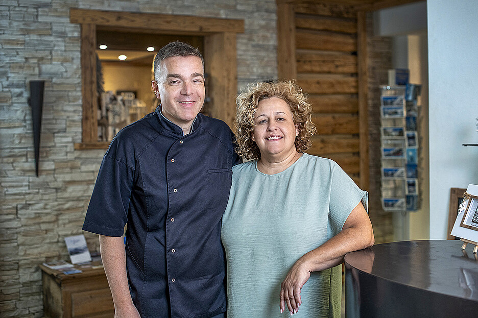 Daniela et Remo Almendinger dans le lobby rénové avec goût.