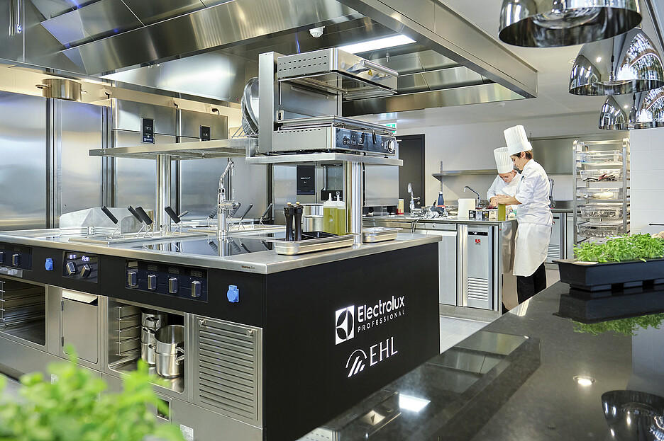 Comme les équipes de cuisine changent chaque semaine et que huit à douze étudiantes et étudiants cuisinent simultanément, le bloc de cuisson a été conçu de manière à pouvoir être utilisé des deux côtés.