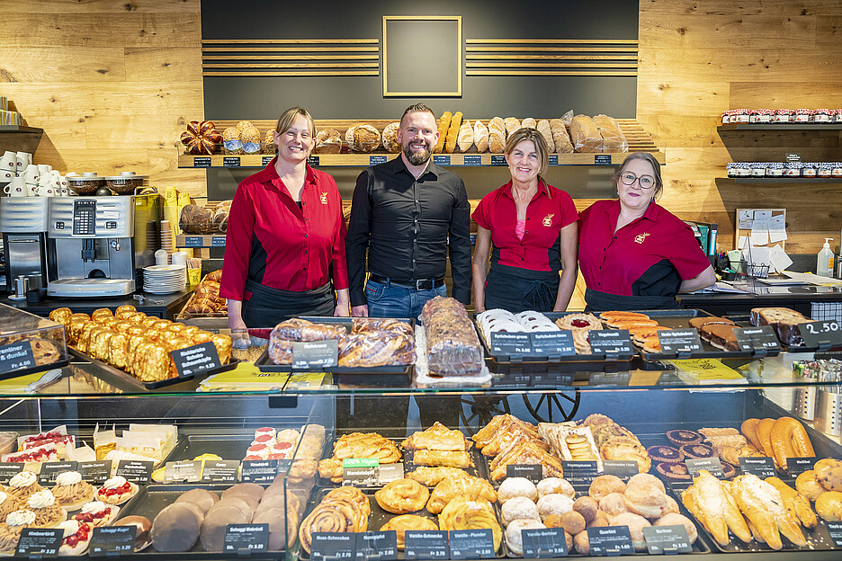 Marius Ziegler, directeur de la boulangerie Ziegler Brot AG, et son équipe servent toujours leurs clientes et clients avec un sourire aimable.